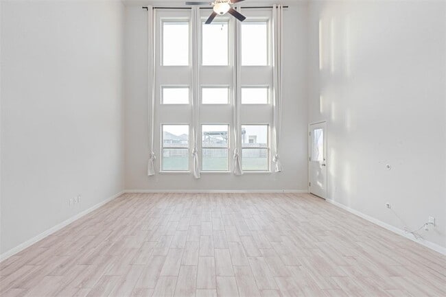 Building Photo - 204 Greenway Dr