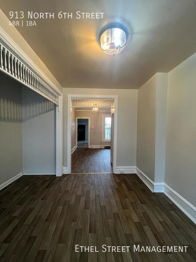 Building Photo - 913 N 6th St