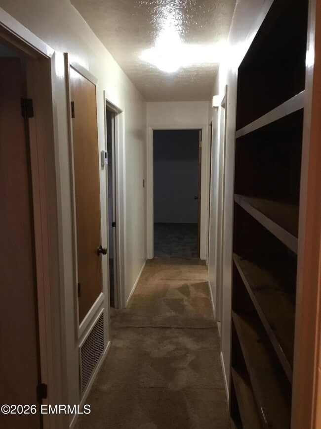 Building Photo - 520 39th Ct E