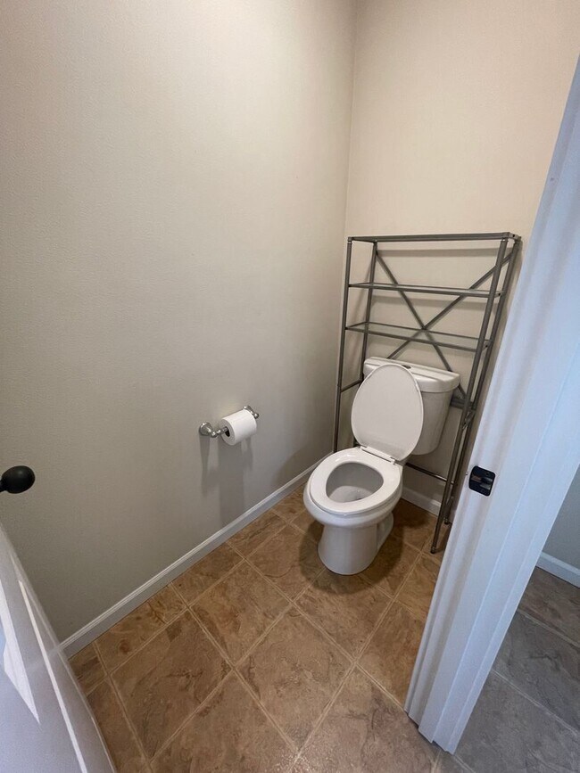 Building Photo - Gorgeous Pet Friendly Three Bedroom Home I...