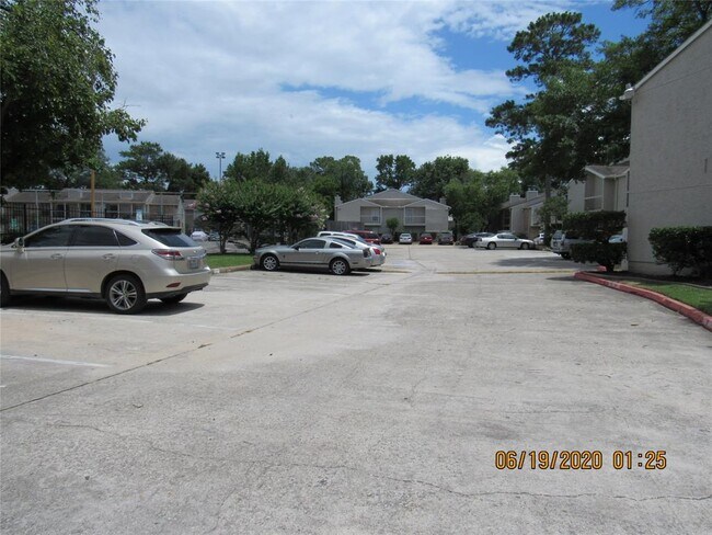 Building Photo - 17331 Red Oak Dr