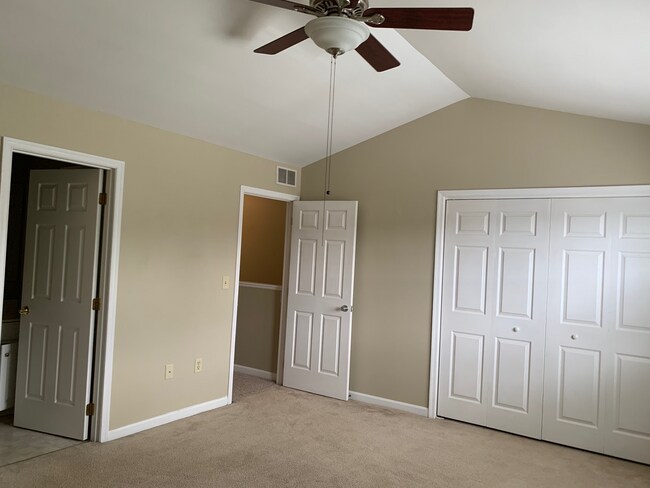 Building Photo - 2 BR Townhouse