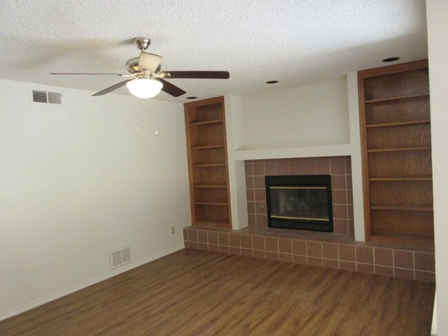 Building Photo - 4 Bed, 2.5 Bath Home with 3-Car Garage in Clovis Unified School District