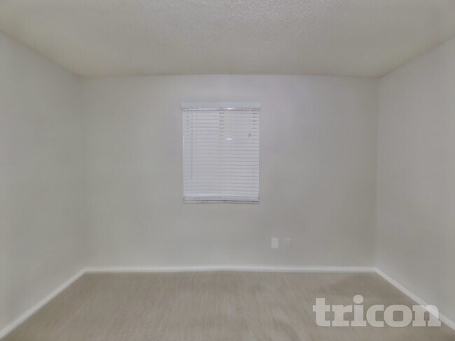 Building Photo - 4963 Beige St