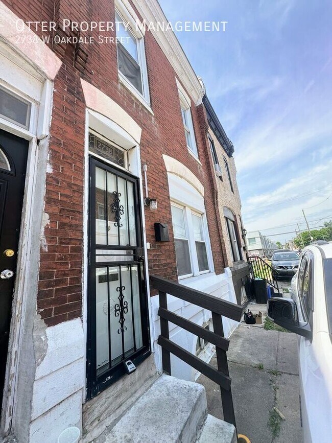 Building Photo - 2738 W Oakdale St