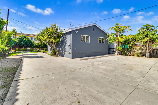 Building Photo - 851 33rd St