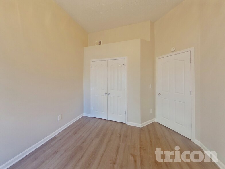 Building Photo - 10 St Charles Pl