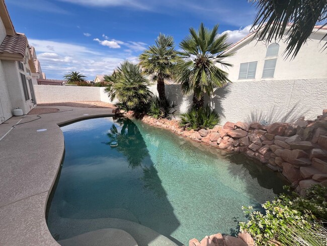 Building Photo - Single story home with pool