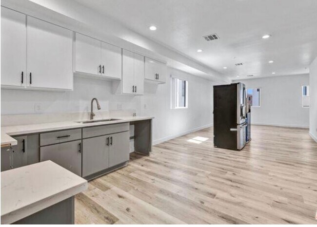 Building Photo - 4647 W 18th St