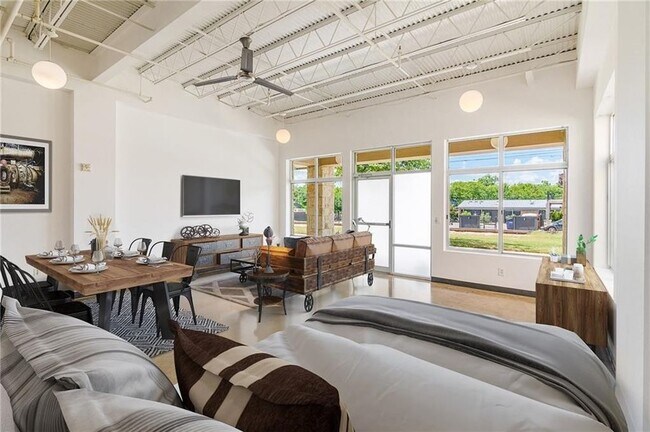 Building Photo - 2401 E 6th St