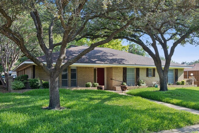 Building Photo - 1725 Northcrest Dr