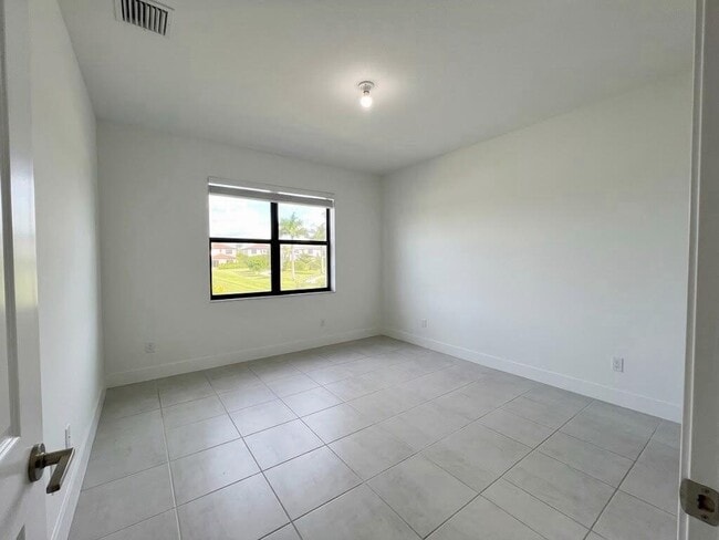 Building Photo - 5553 Quiet Lake Pl