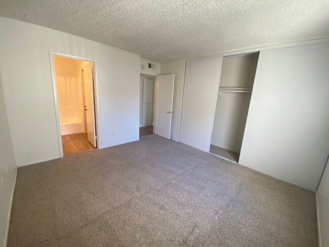 Building Photo - Newly Remodeled 2 Bedroom 1 1/2 Bath Upsta...