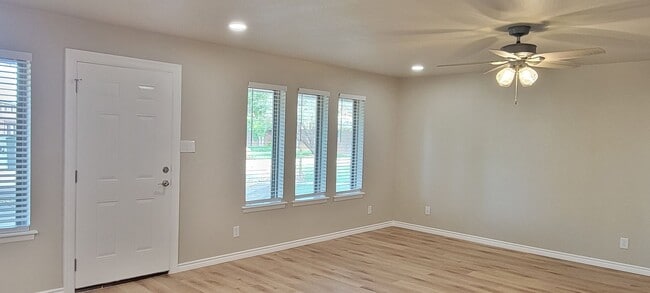 Building Photo - UPDATED COLONIAL PARK CONDO