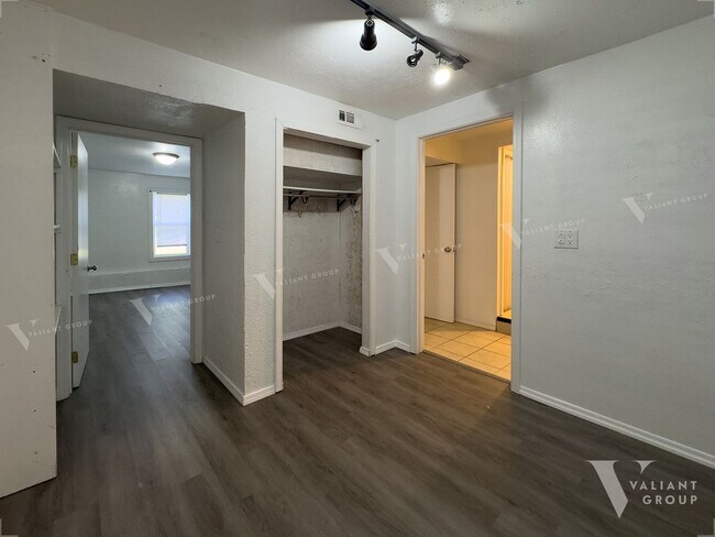 Building Photo - Spacious 4 Bedroom Ozark Home