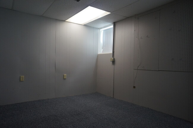 Building Photo - AVAILABLE JUNE - 5 Bed 2 Bath In East Hillside