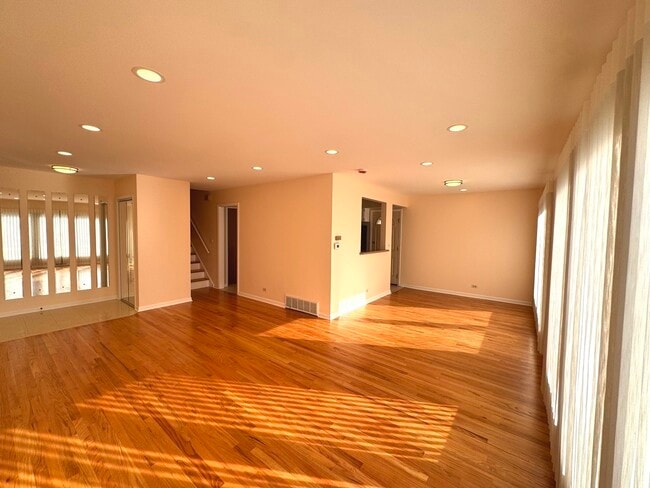 Building Photo - 1042 W Central Rd