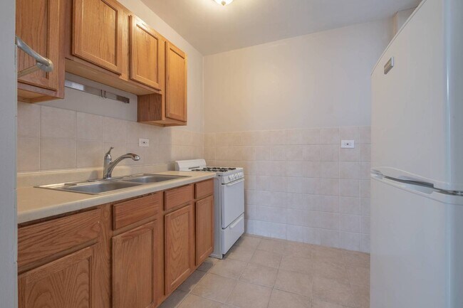 Building Photo - 5511 N Kenmore Ave