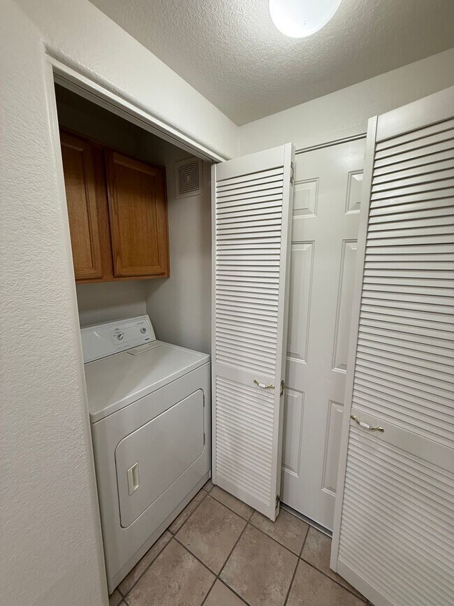 Building Photo - 3 Bedroom Townhouse with Garage, Gated Com...