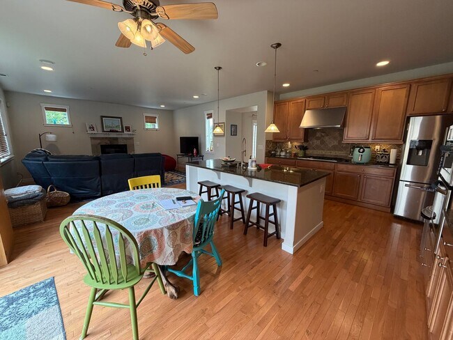 Building Photo - 4BR, 2.5 Bath + Loft DuPont Home