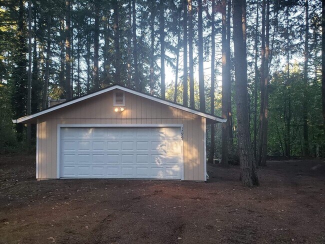 Building Photo - Move in Ready 1 Bed/1Bath in Clearwood with detached 2 car garage!