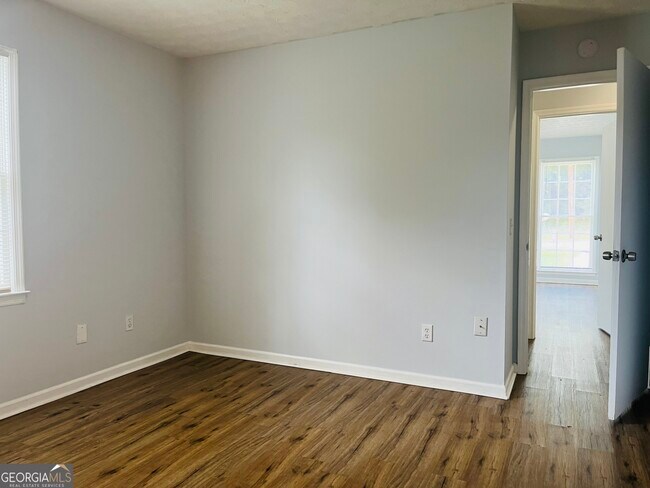 Building Photo - 104 Peachtree Ct