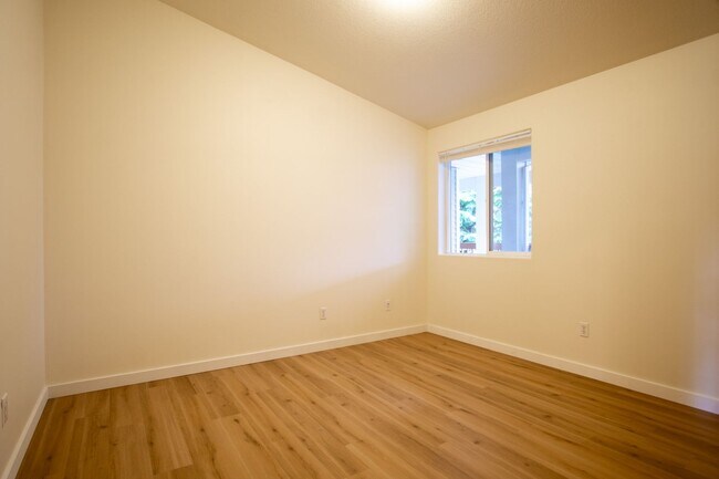 Building Photo - FREE RENT: Contemporary One Bedroom w/New Luxury Vinyl Flooring + Vaulted Ceilings!