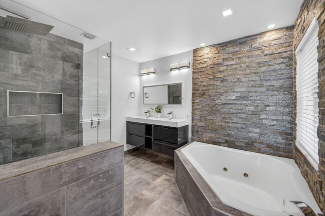 Building Photo - 2808 NE 22nd St