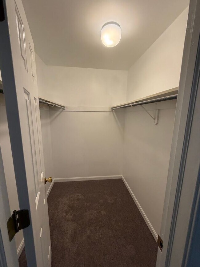 Building Photo - 3 Bedroom Seven Oaks Condo