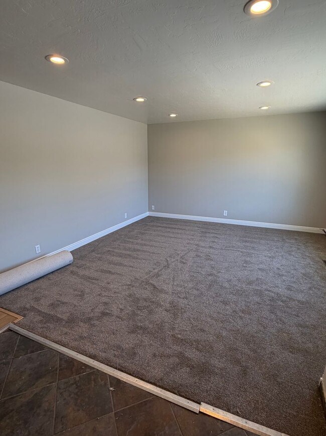 Building Photo - Spacious West Valley Home!!!