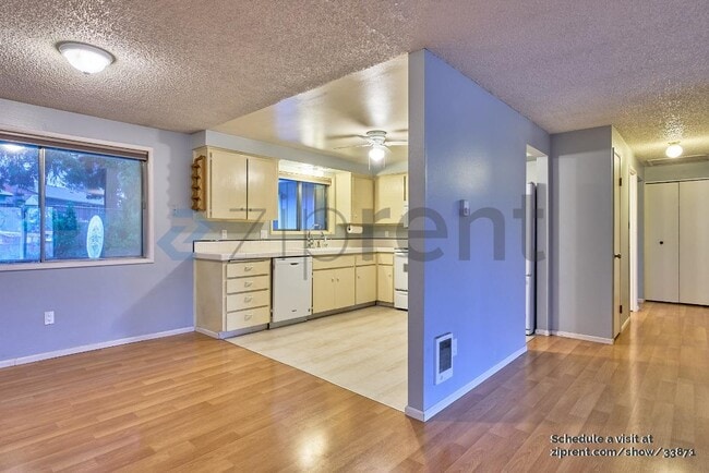 Building Photo - 3300 NE Robin Ct