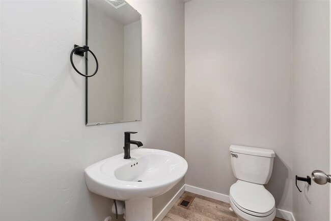 Building Photo - ? MOVE IN SPECIAL! ? $99.00 1st month rent...