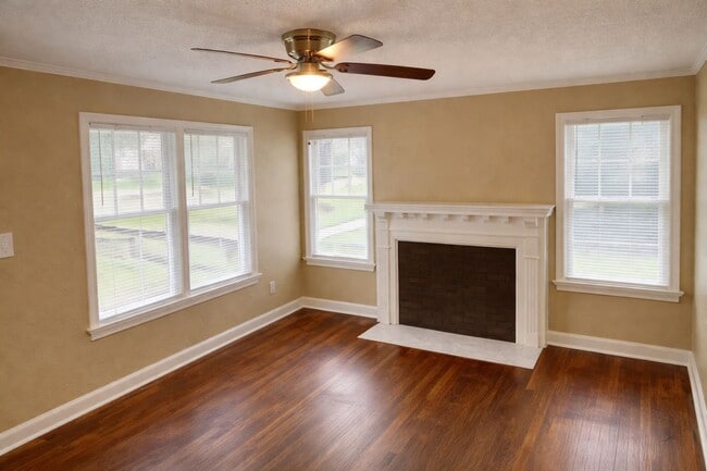 Building Photo - Large 3 Bed, 2 Bath Two-Story Home