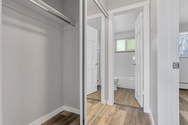 Building Photo - Newly Remodeled 2 Bed, 1 Bath Condo in the Goldsmith Neighborhood!