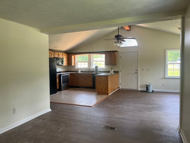 Building Photo - Very Nice 4 bedroom near Tri Cities Airpor...