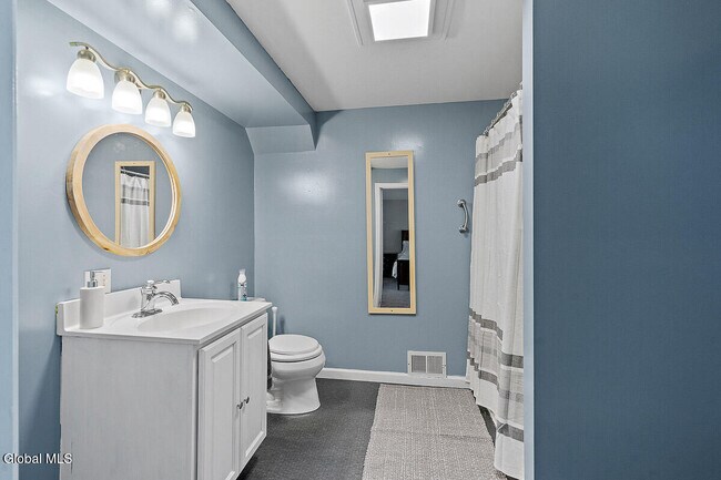 Building Photo - 387 Maple Ave