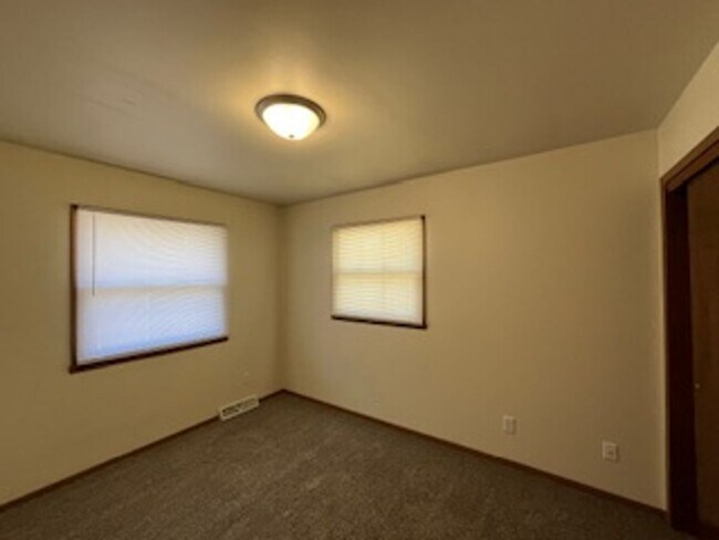 Building Photo - 242