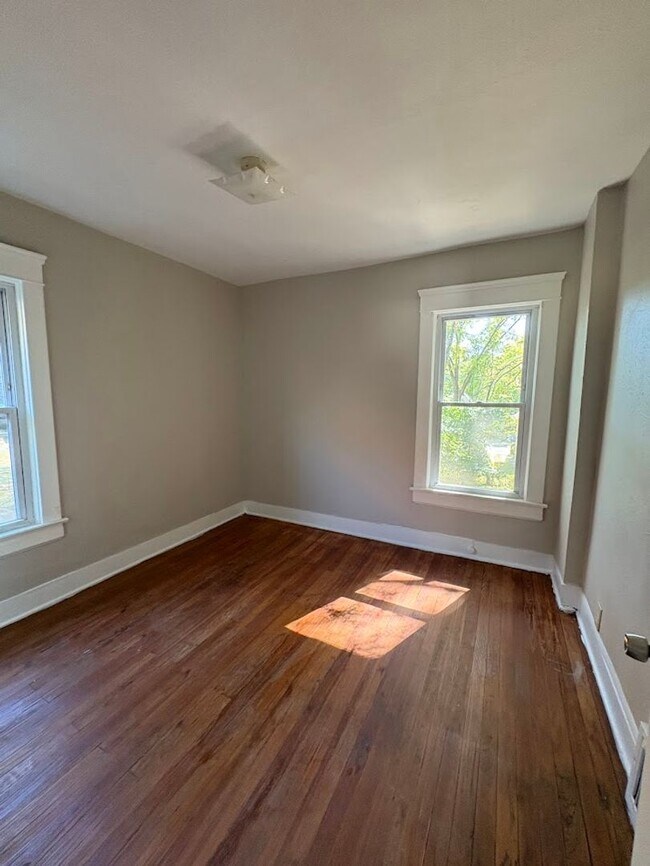 Building Photo - Four bedroom one bathroom home for rent