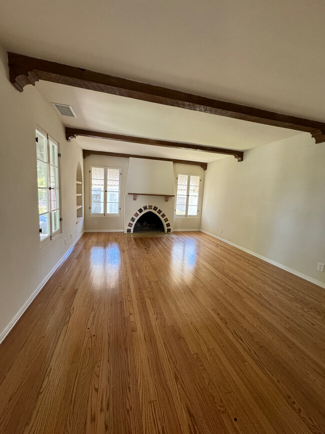 Front Living Room - 1033 E San Jose Ave