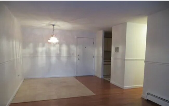 Building Photo - 5 Strawberry Bank Rd