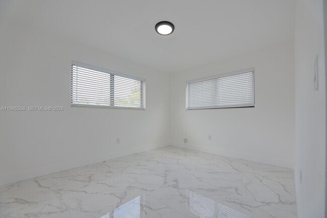 Building Photo - 650 E 65th St