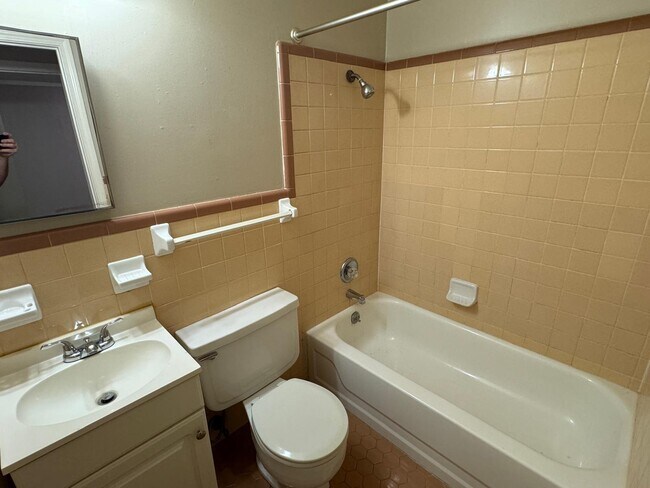 Building Photo - Cozy and Affordable 1/1 Duplex in Dothan AL - Accepting Section 8!