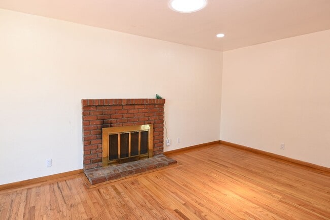 Building Photo - 4/2 W/ AC near San Tomas Expwy & El Camino...