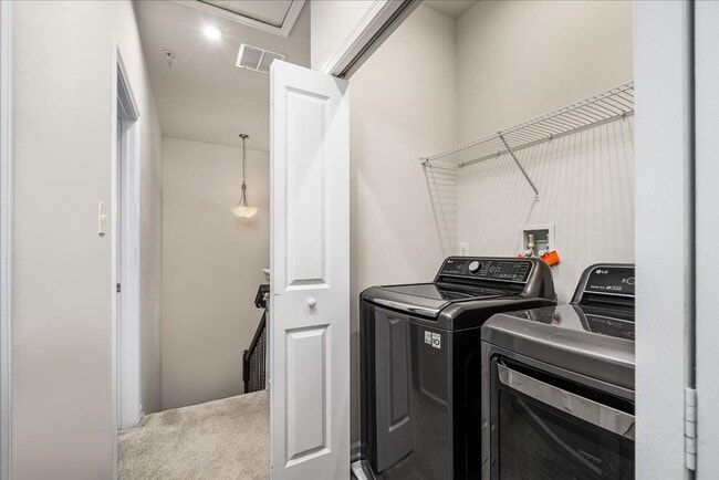 Building Photo - END UNIT EXTRA LARGE TOWNHOME FOR LEASE
