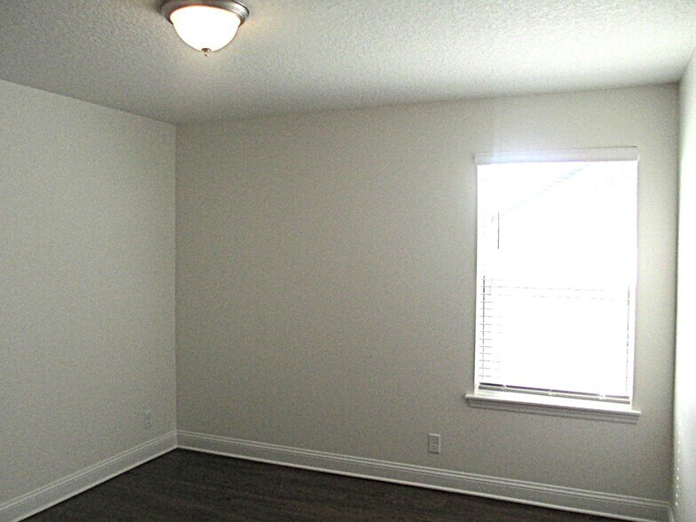 Building Photo - 901 Sunny Stroll Dr