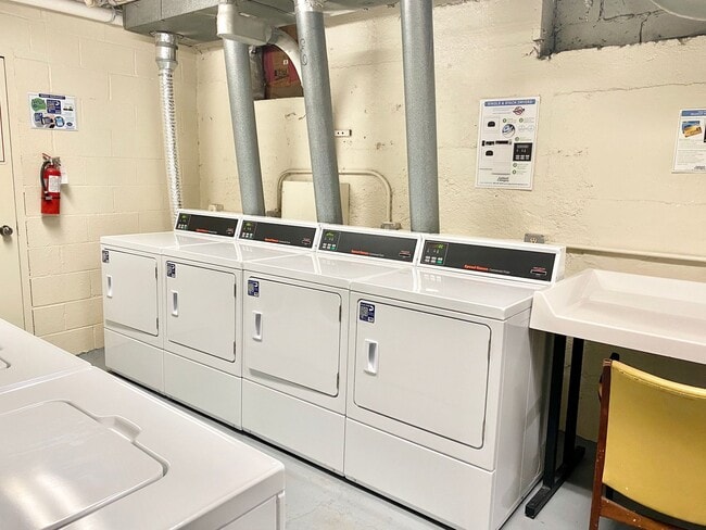 Building Photo - 6 Month Lease! City Living!  Very Spacious...