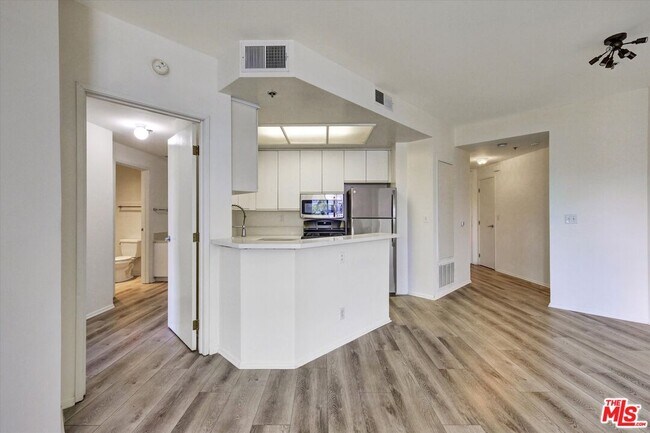 Building Photo - 10600 Wilshire Blvd
