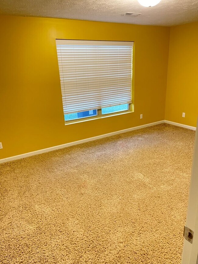 Building Photo - Spacious home in super nice neighborhood i...