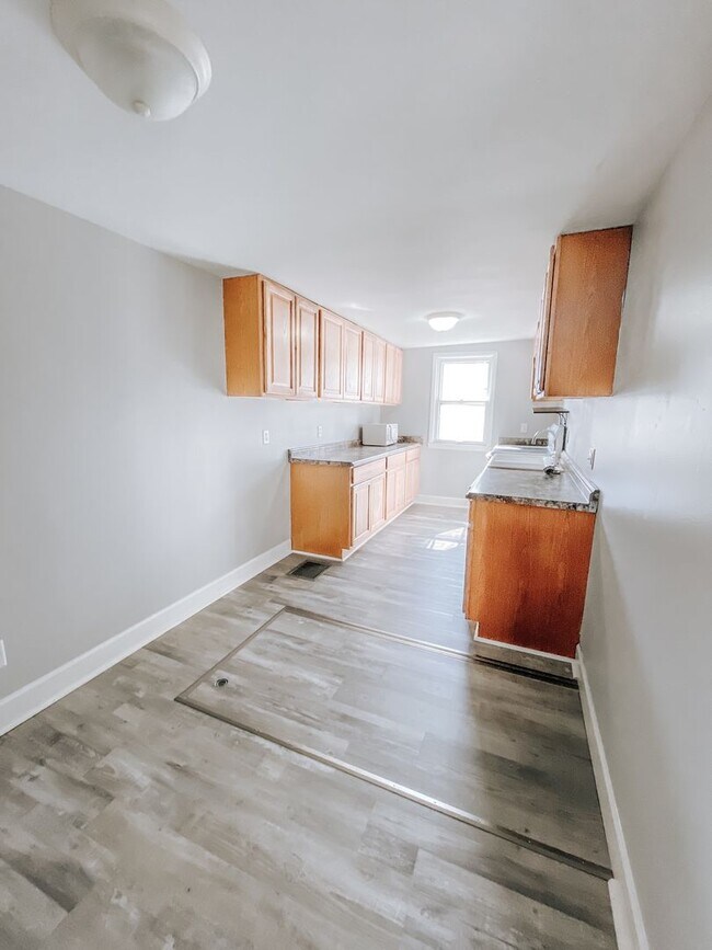Building Photo - 3 Bedroom, 2 Bath House
