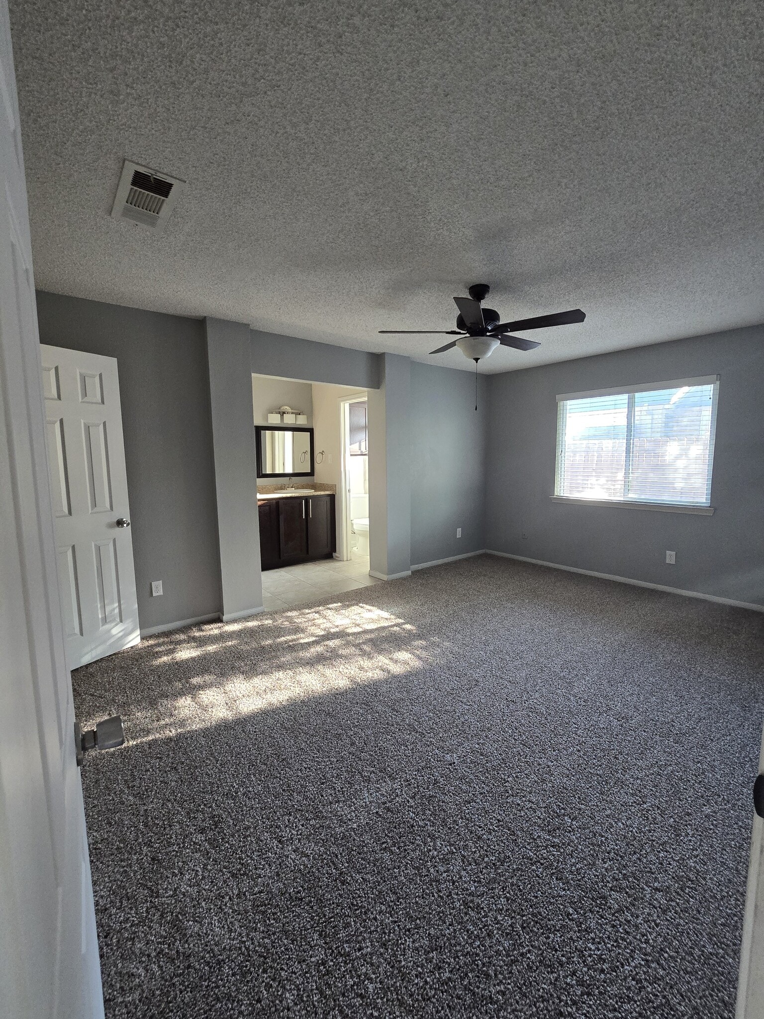 Building Photo - 3213 Honeysuckle Dr